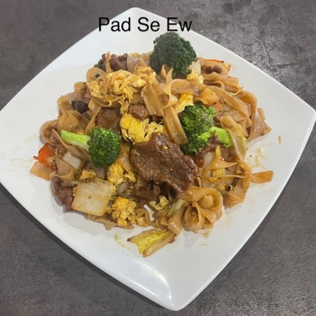 Pad See-ew (Thai Style Soy Sauce Noodle).